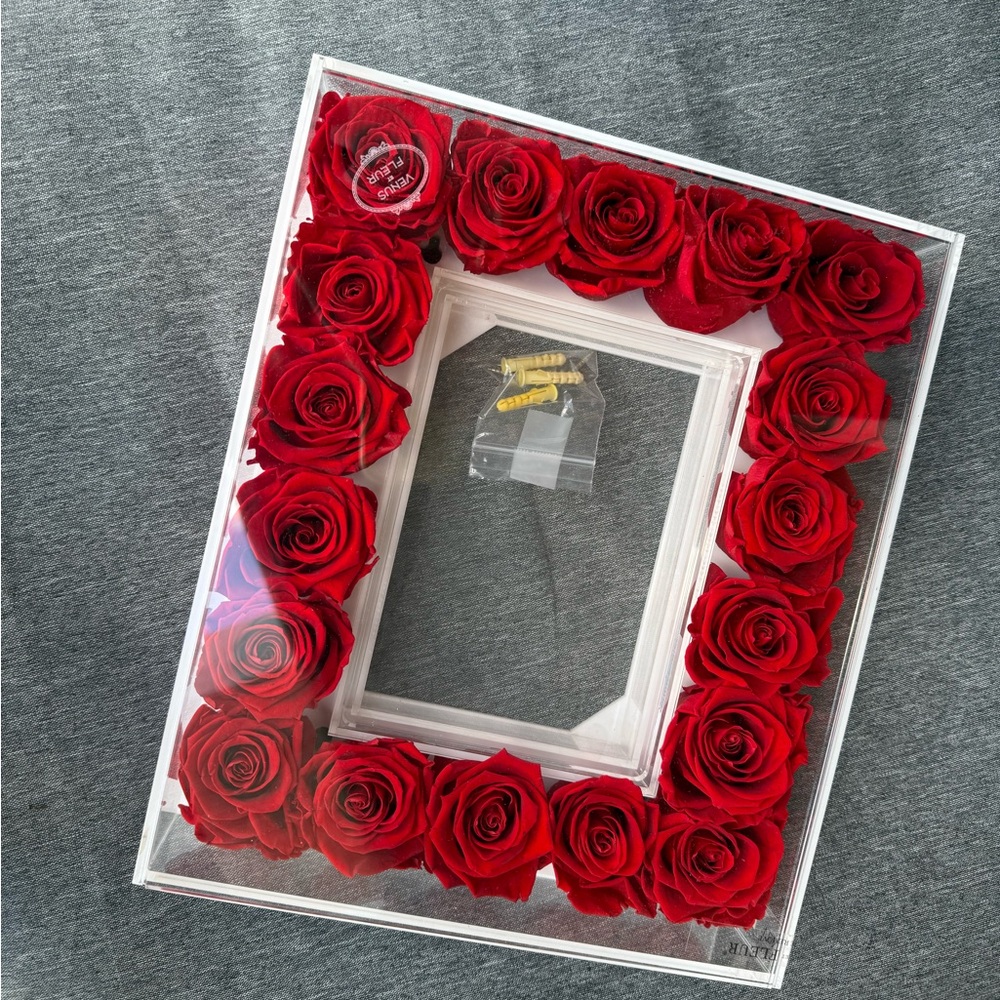 Venus et Fleur | The Fleur Frame with Red Eternity Roses